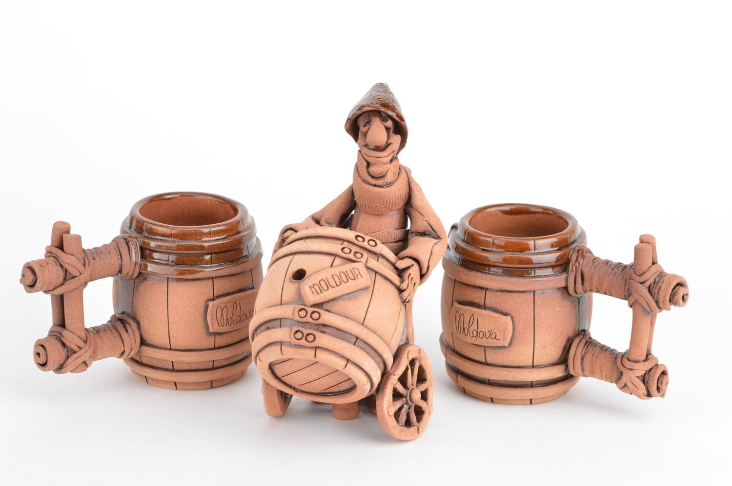 Canecas de cerâmica e estatueta em forma de um vinicultor com barril artesanal  foto 2