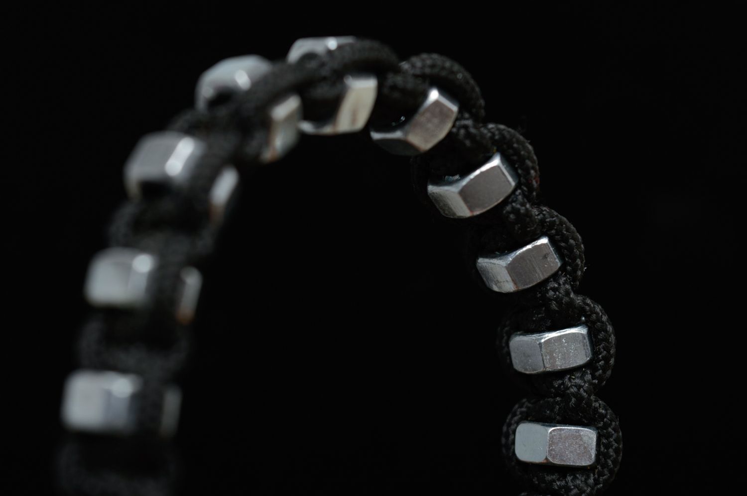 Bracelet avec des écrous en métal macramé lacet noir ciré fait à la main photo 2
