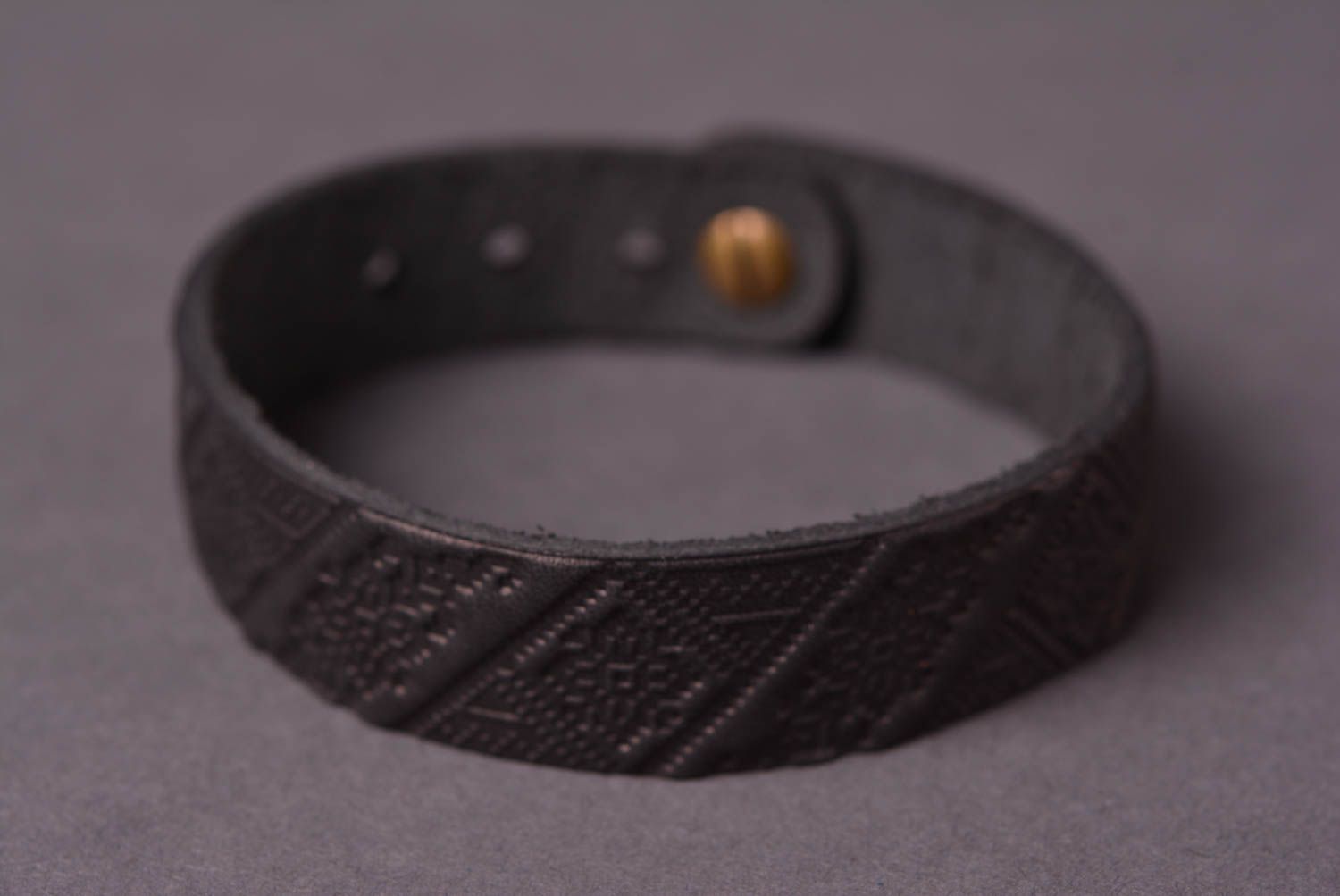 Кожаный браслет ручной работы широкий аксессуар из кожи браслет на руку фото 3