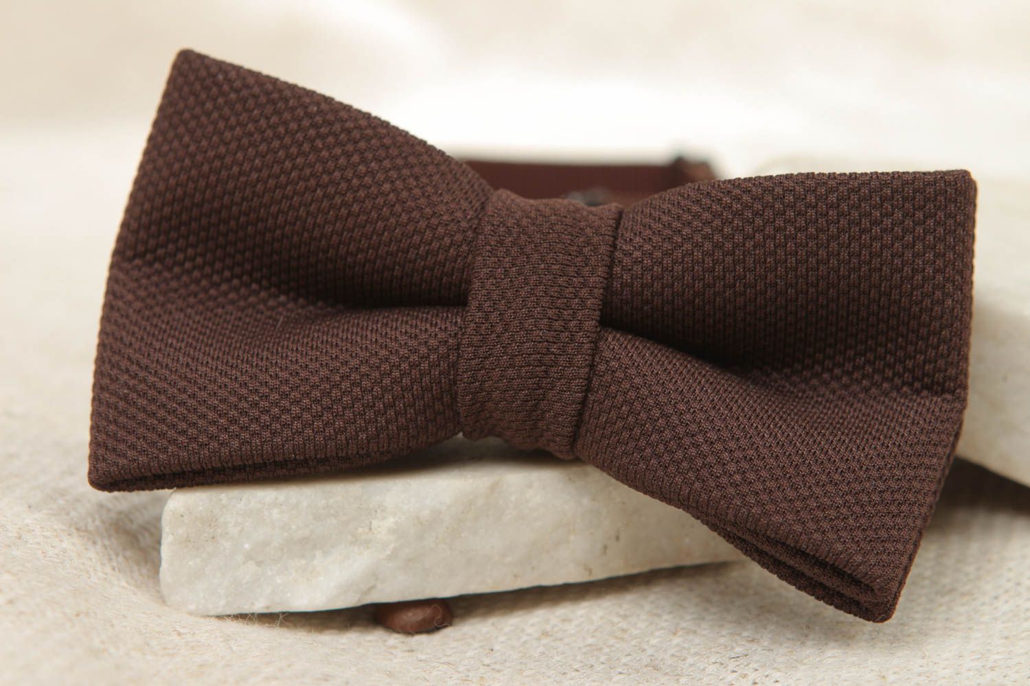 Noeud papillon en tissu de coton naturel original fait main de couleur brune photo 5