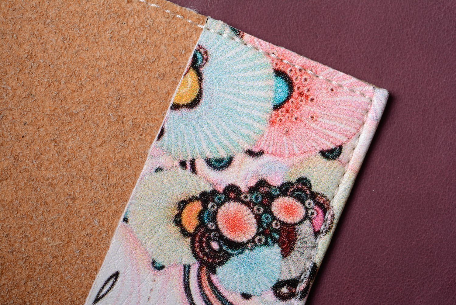 Funda para pasaporte hecha a mano de cuero natural con estampado floral original foto 5