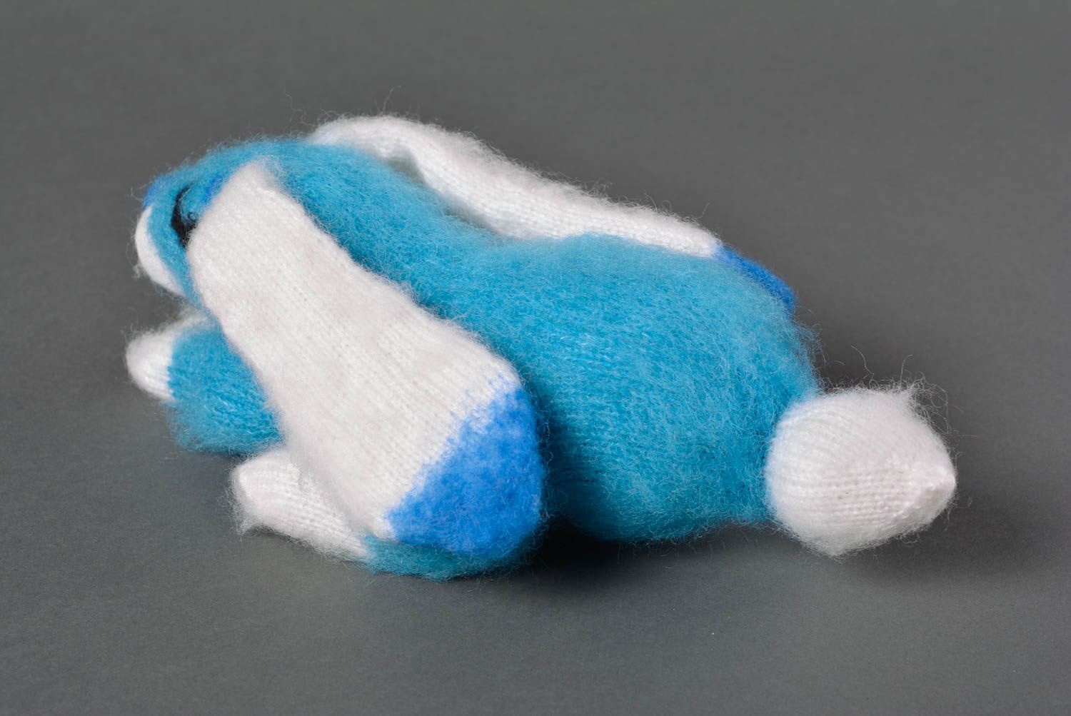 Peluche animal lièvre bleu Jouet fait main tricoté en laine Cadeau enfant photo 3