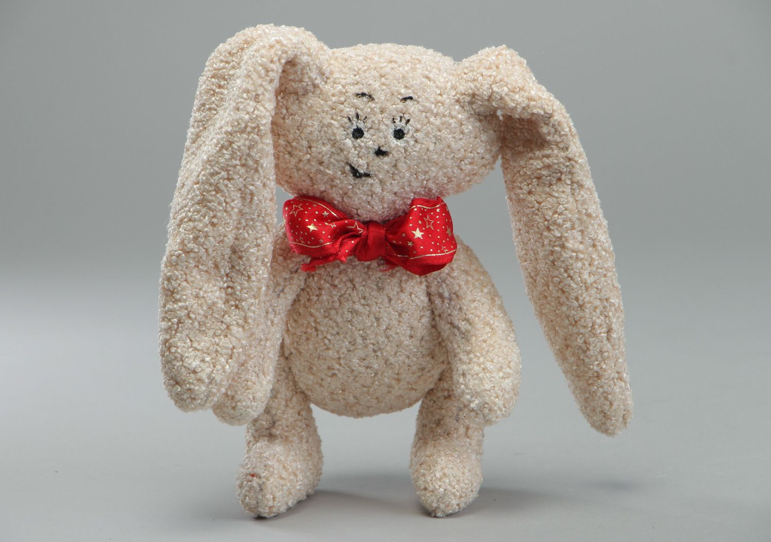 Игрушка заяц с длинными ушами плюшевый бежевого цвета для детей  фото 1