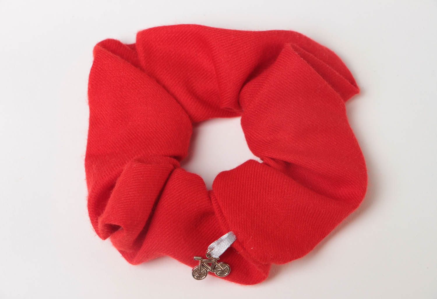 Roter Haargummi handmade aus Stoff mit Anhänger schön stilvoll für Modedamen foto 2