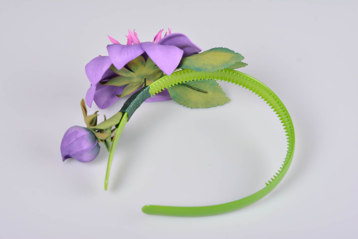 Serre-tête Fleur violette foamiran base verte en plastique beau fait main photo 5