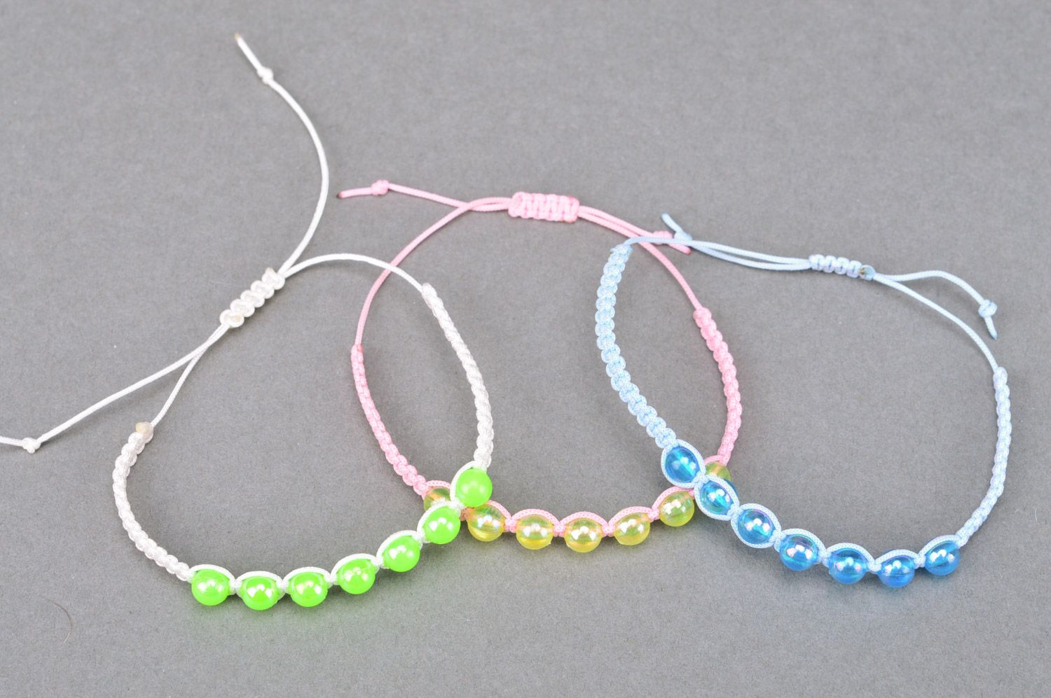 Комплект плетеных браслетов из бусин из 3 штук ручной работы разных цветов фото 2
