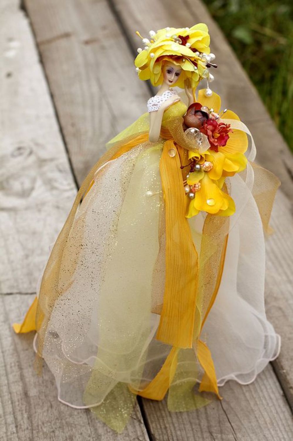 Muñeca de boda con vestido amarillo foto 2