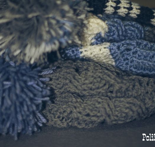Bonnet tricoté au crochet en laine naturelle avec pompon gris fait main unisexe photo 2