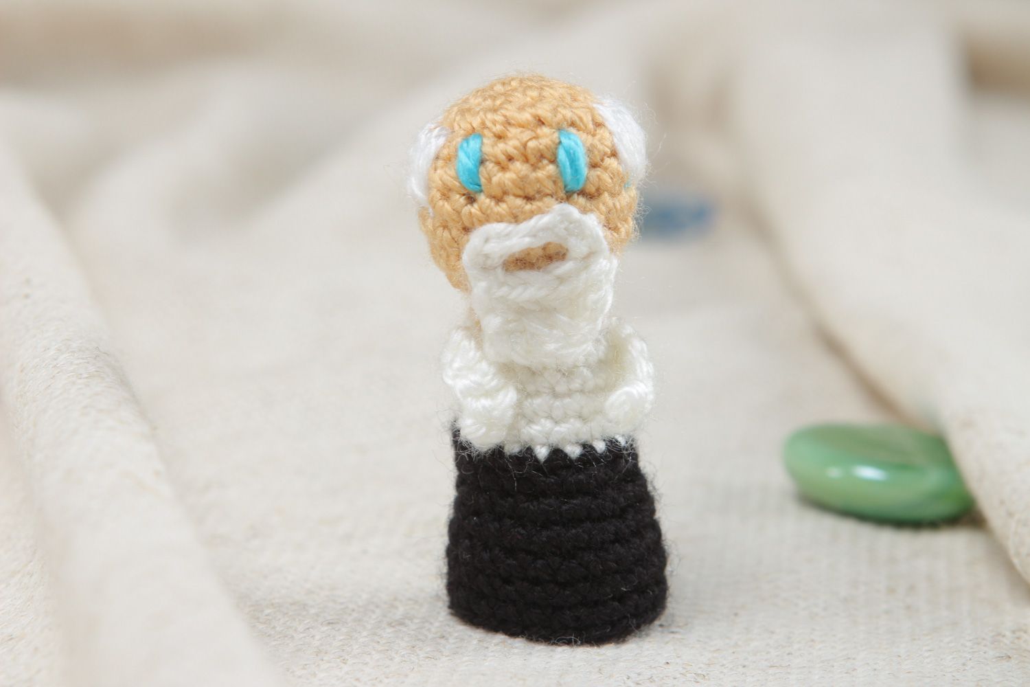 Petite marionnette à doigt grand-père tricotée au crochet faite main originale photo 5