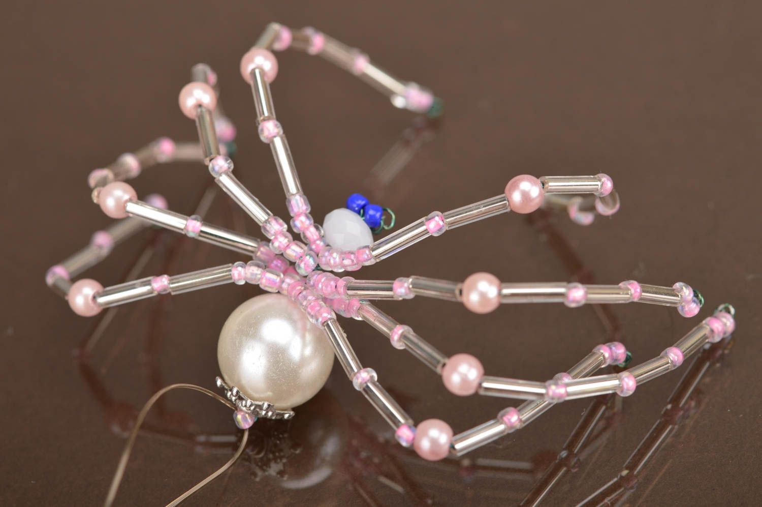 Décoration à suspendre araignée rose blanc en perles de rocaille faite main photo 1