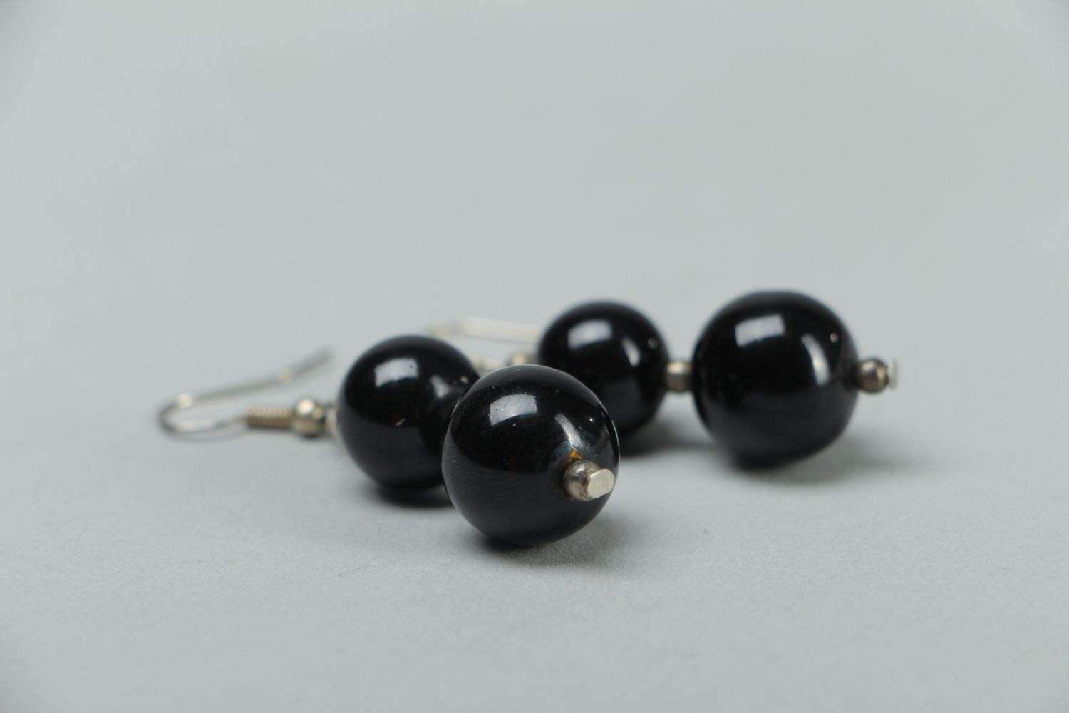 Boucles d'oreilles en perles plastiques noires  photo 2