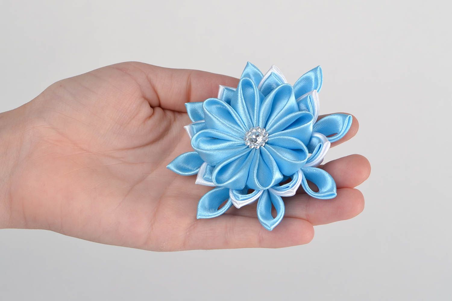 Coletero para el cabello con flor de cintas de raso kanzashi artesanal azul
 foto 2