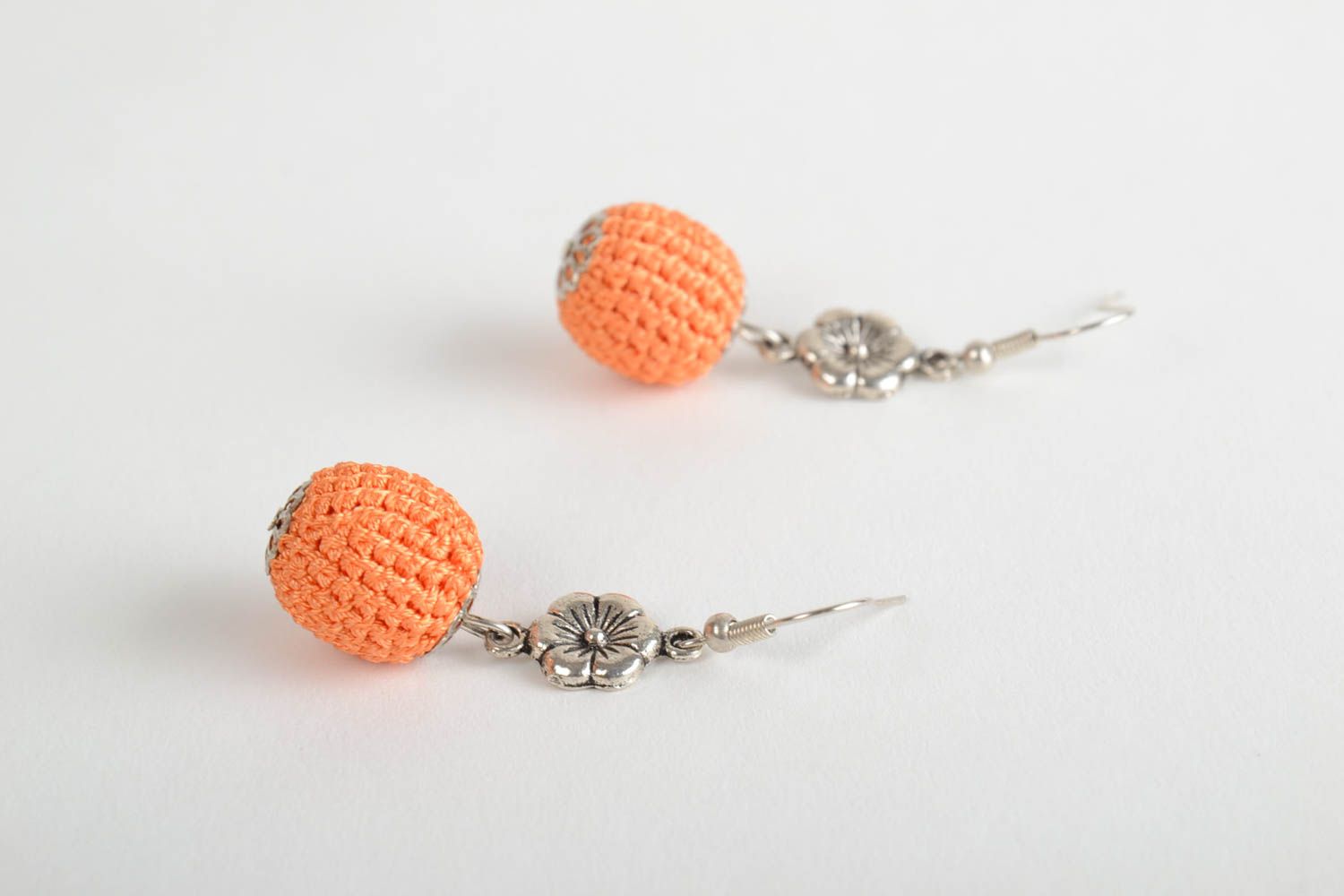 Boucles d'oreilles boules orange pendantes fils de coton originales faites main photo 3