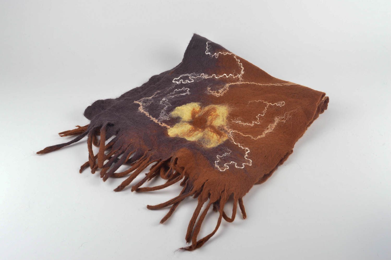 Женский шарф ручной работы шарф из шерсти коричневый теплый валяный шарф фото 1
