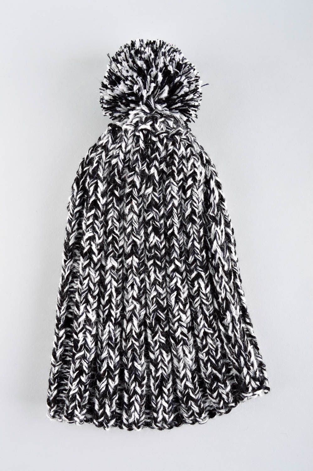 Chapeau pour femme fait main Bonnet tricot noir et blanc Accessoire femme photo 5