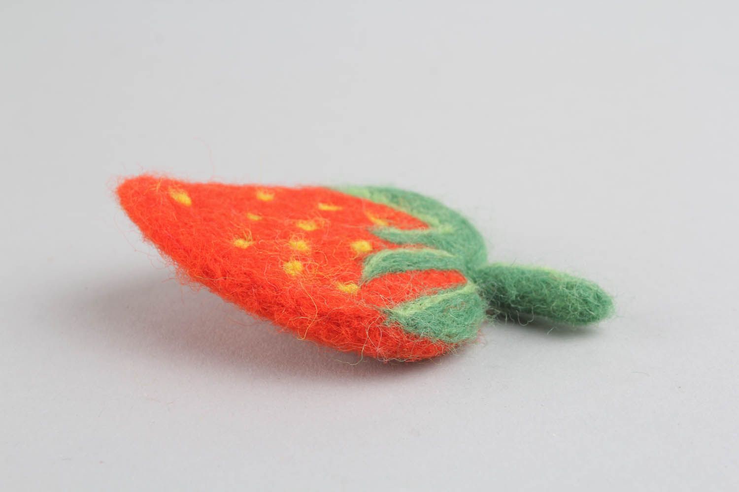 Brooch made ​​of wool using the technique of dry felting photo 3