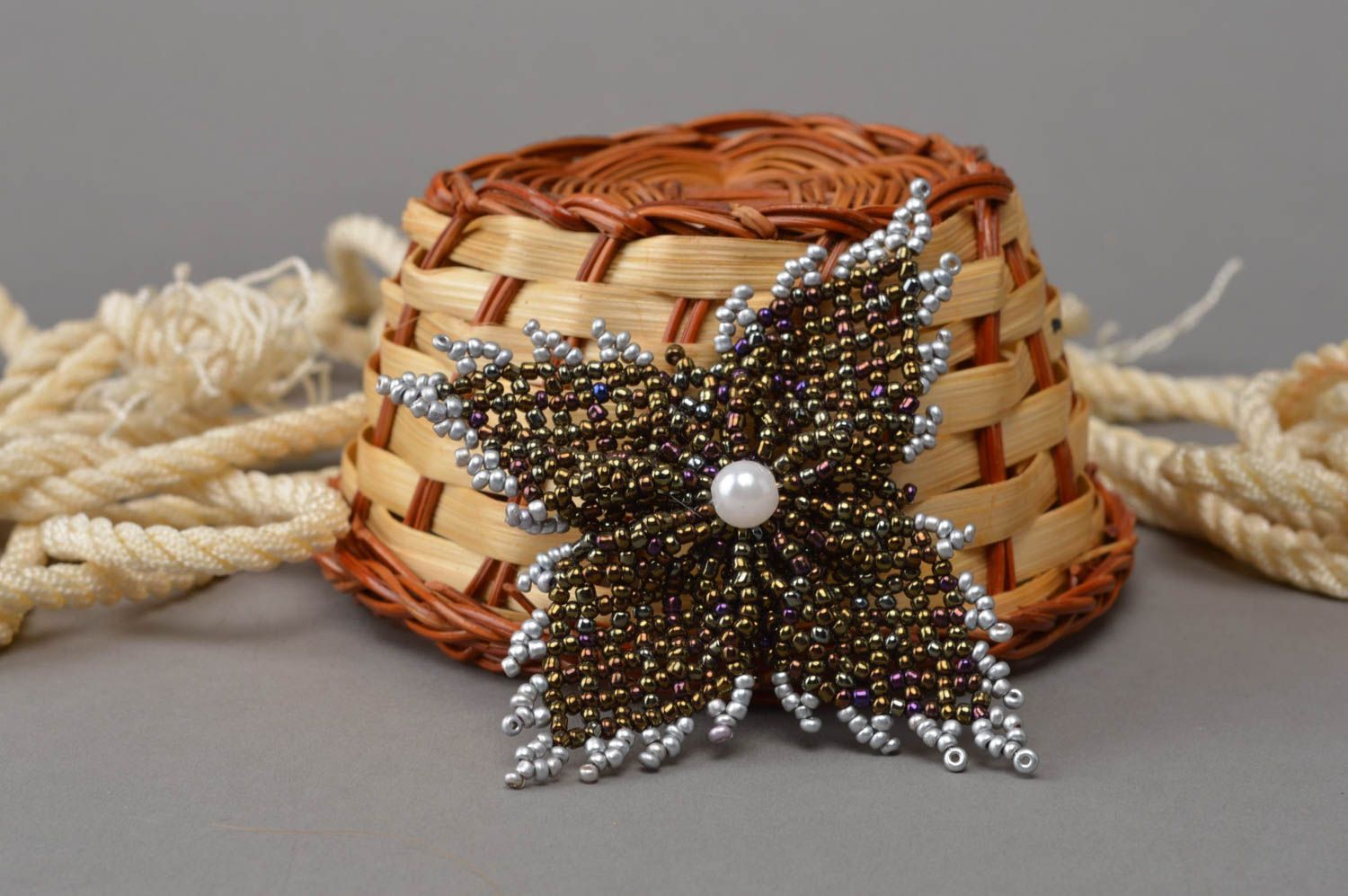 Broche fleur faite main en perles de rocaille et perle fantaisie originale photo 1