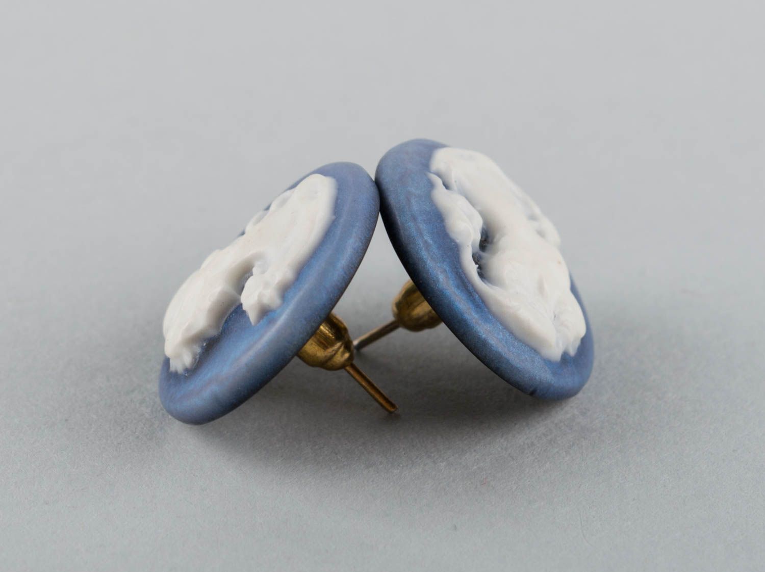 Belles boucles d'oreilles puces rondes avec image de fille faites main bleues photo 4