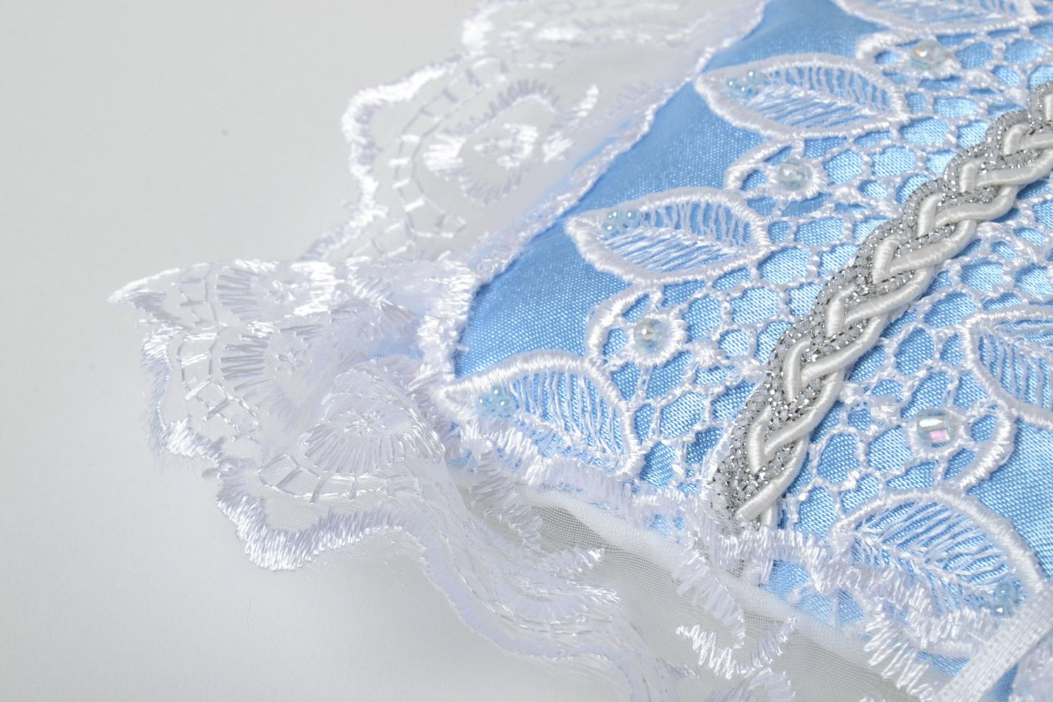 Свадебная подушечка для колец из ткани с кружевом голубая красивая ручной работы фото 3