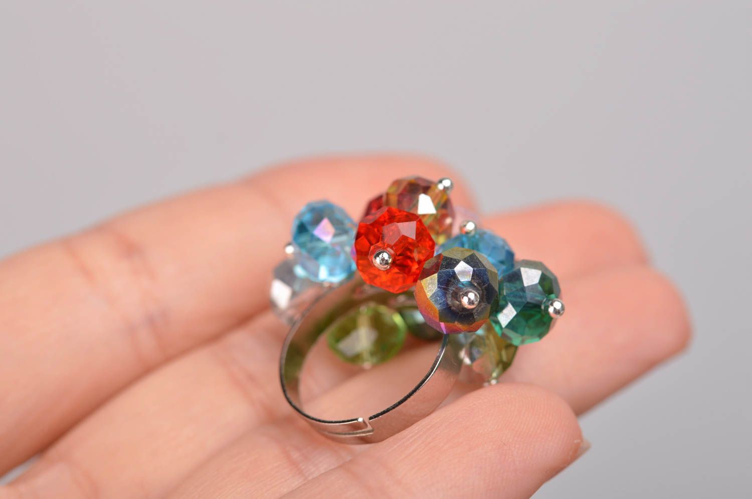 Разноцветное кольцо из бусин с регулируемым размером ручной работы фото 2