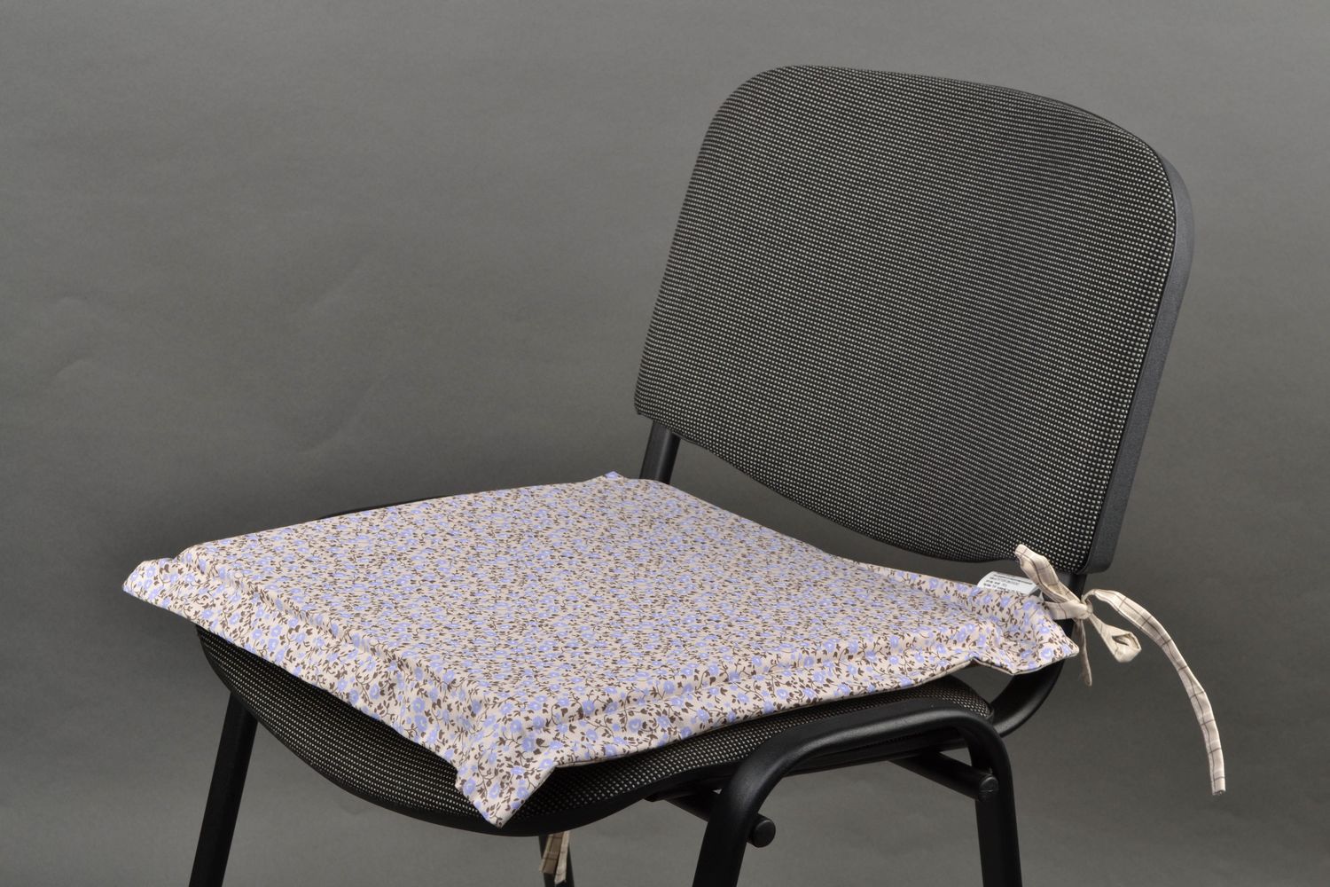 Подушка на стул из ткани и поролона в цветочек фото 2