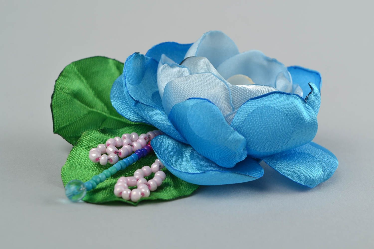 Broche en tissu de satin faite main Fleur bleue avec perles de rocaille photo 1