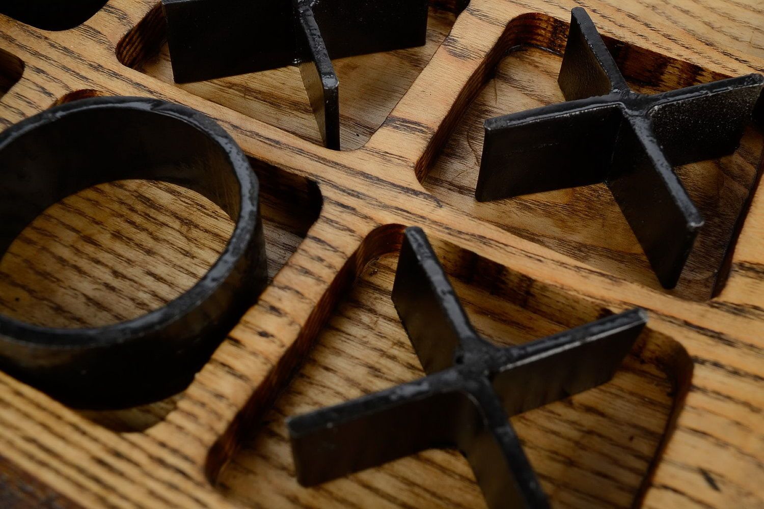 Tic Tac Toe aus Holz mit Metallelemente foto 5