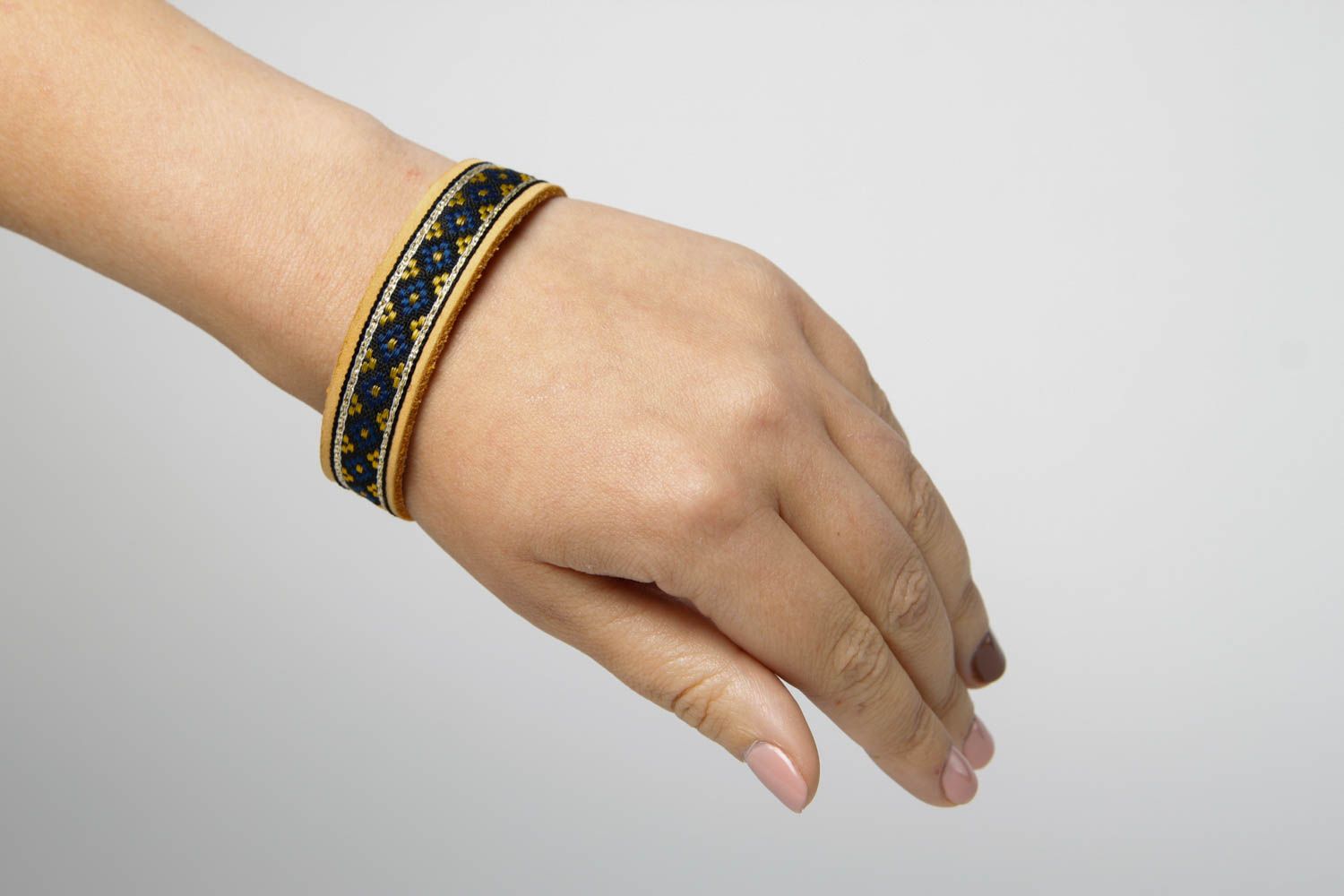 Designer Schmuck handmade Leder Armband mit Ornament Accessoire für Frauen foto 2