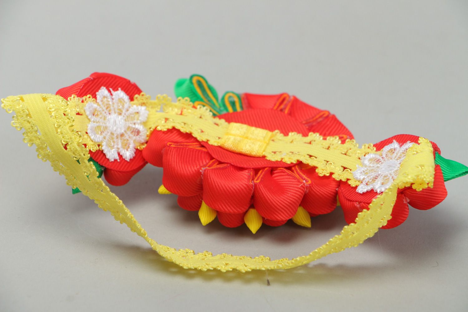 Handgemachtes Haarband mit Blume aus Bändern in Kanzashi Technik in Rot Gelb und Grün foto 3