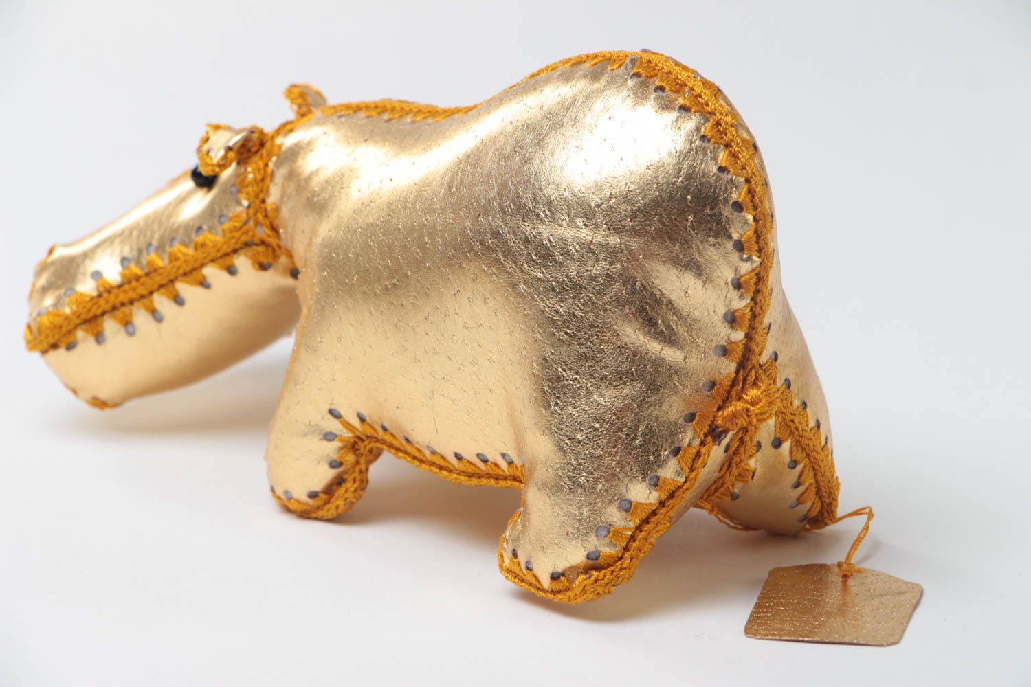 Золотистая мягкая игрушка ручной работы из кожи в виде бегемота большая красивая фото 4