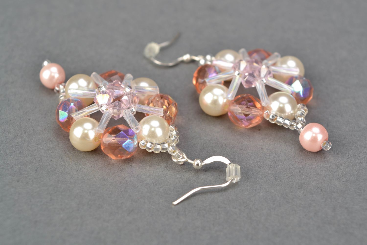Boucles d'oreilles et bracelet artisanaux en perles de rocaille photo 3