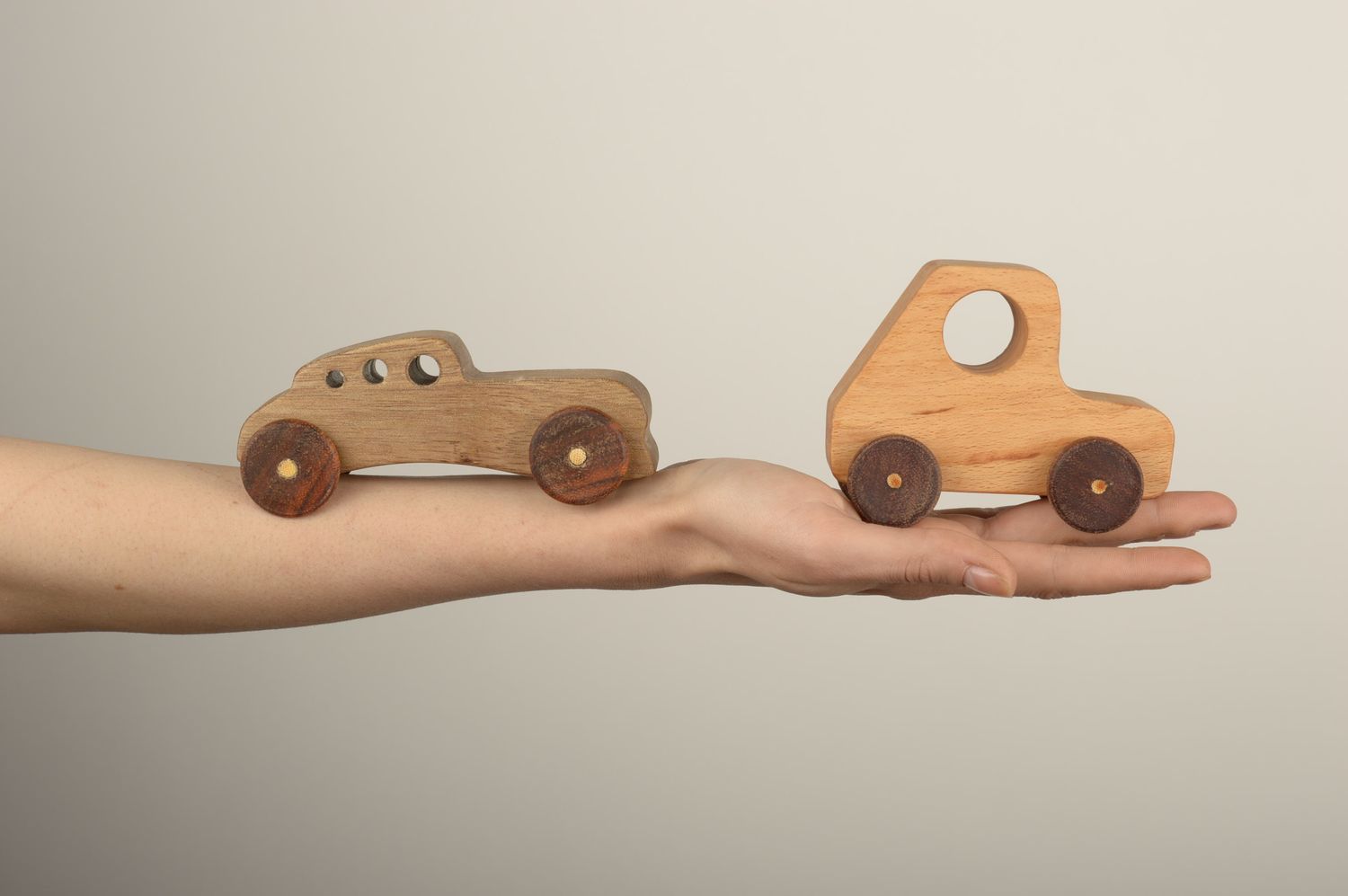Handmade Fahrzeuge aus Holz Geschenk für Kinder Autos aus Holz 2 Stück originell foto 1
