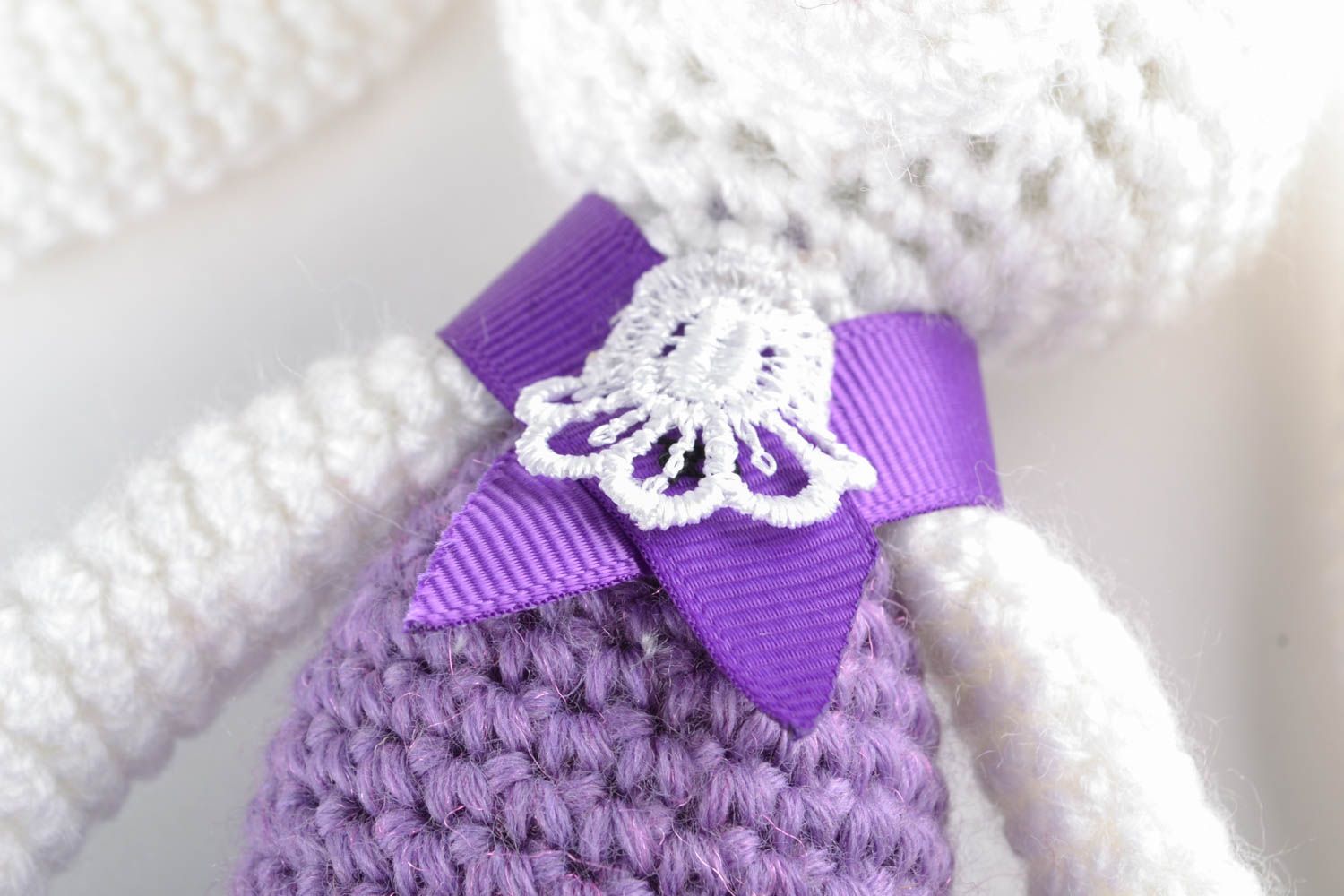 Мягкая вязаная игрушка Зайчиха в фиолетовом сарафане фото 2