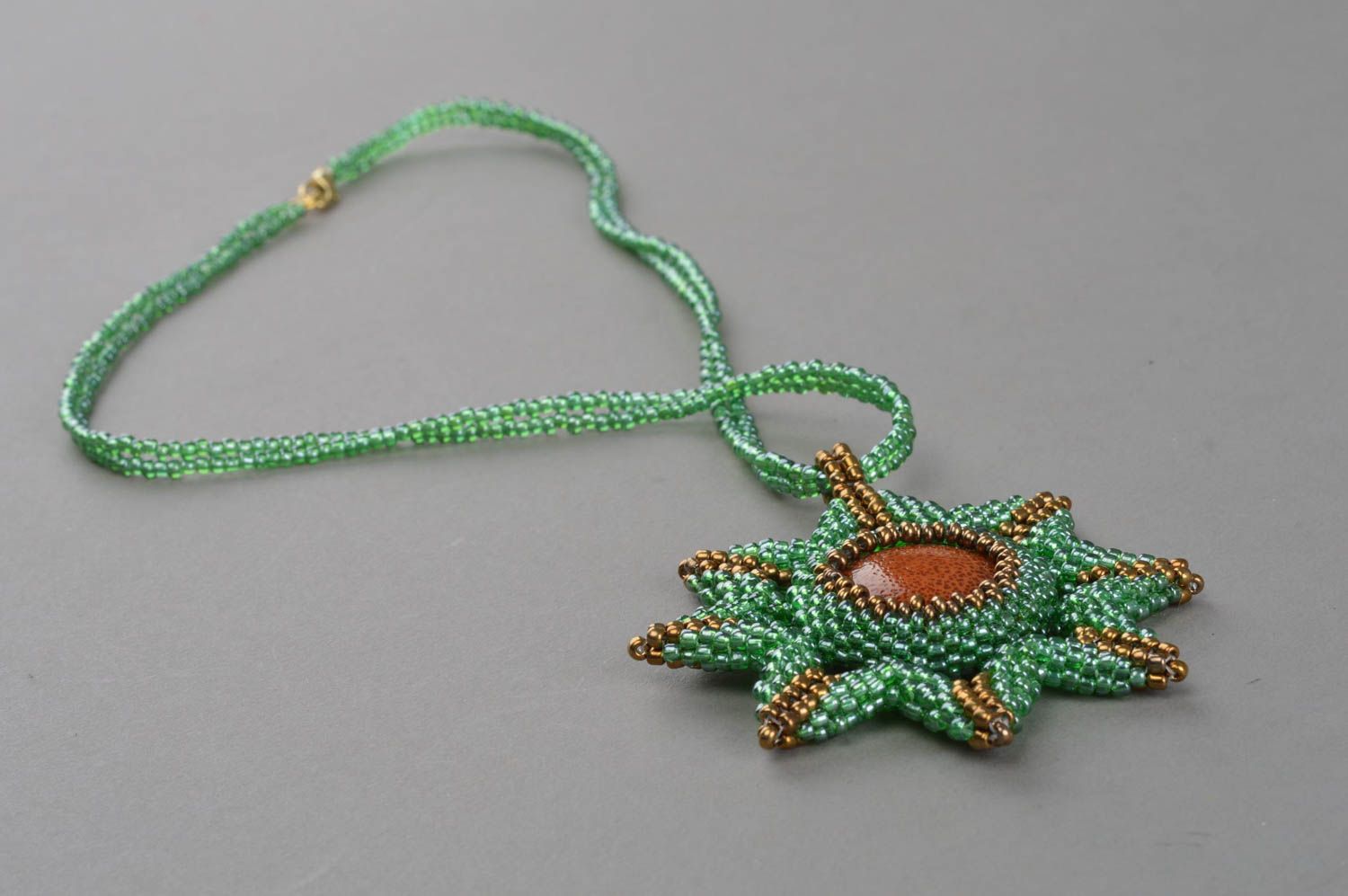 Pendentif en perles de rocaille fait main original vert en forme d'étoile photo 3