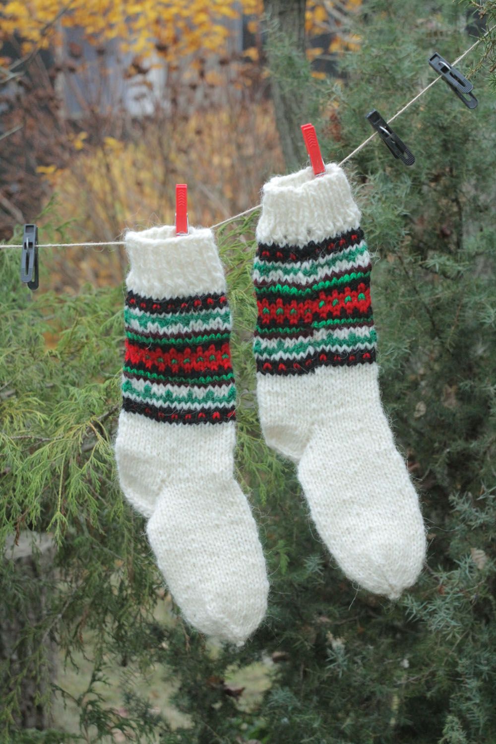 Chaussettes tricotées en laine blanches rayées  photo 1