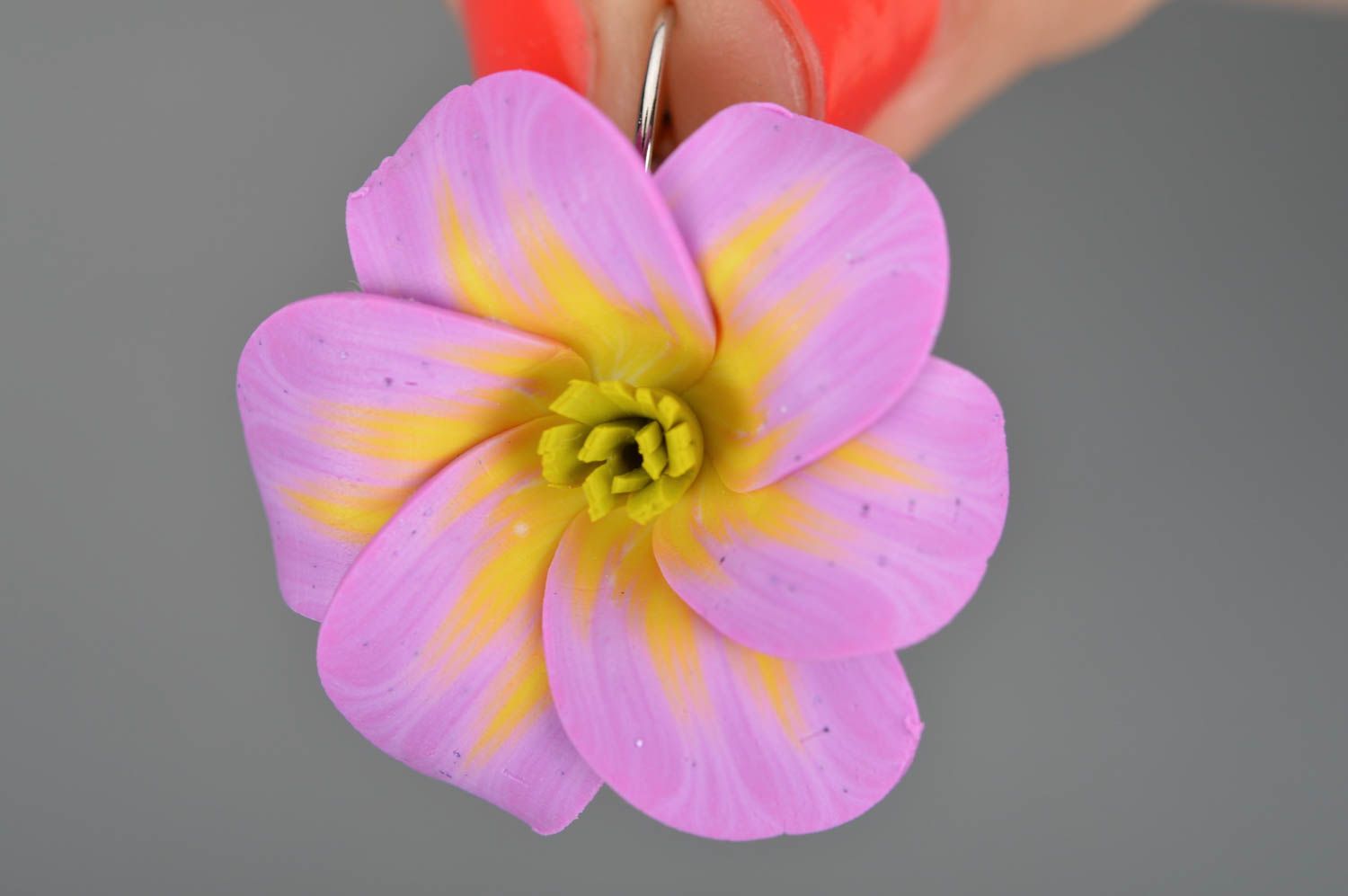 Kleine schöne gelb violette handgemachte Ohrringe aus Polymerton mit Blumen foto 3