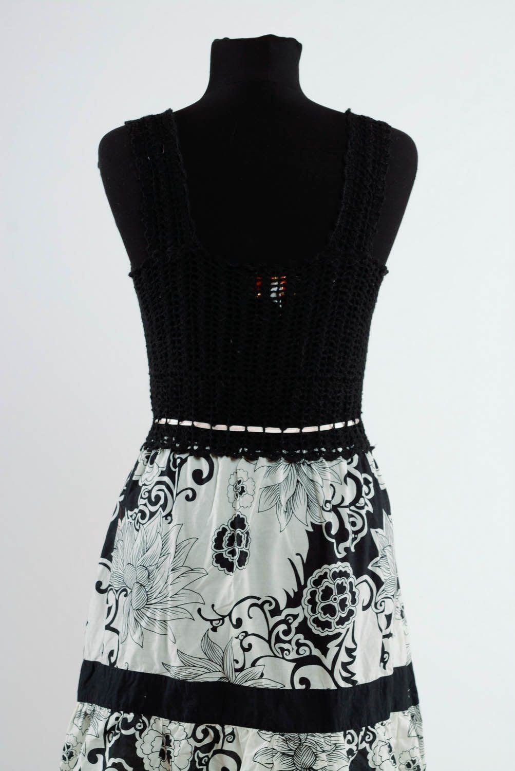 Gehäkeltes knielanges Sommerkleid aus Acryl und Halbwolle foto 4