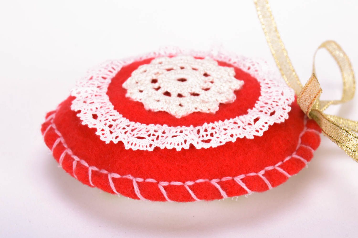 Brinquedo de Natal artesanal de cor vermelho e branco decorado com bordado à mão foto 4
