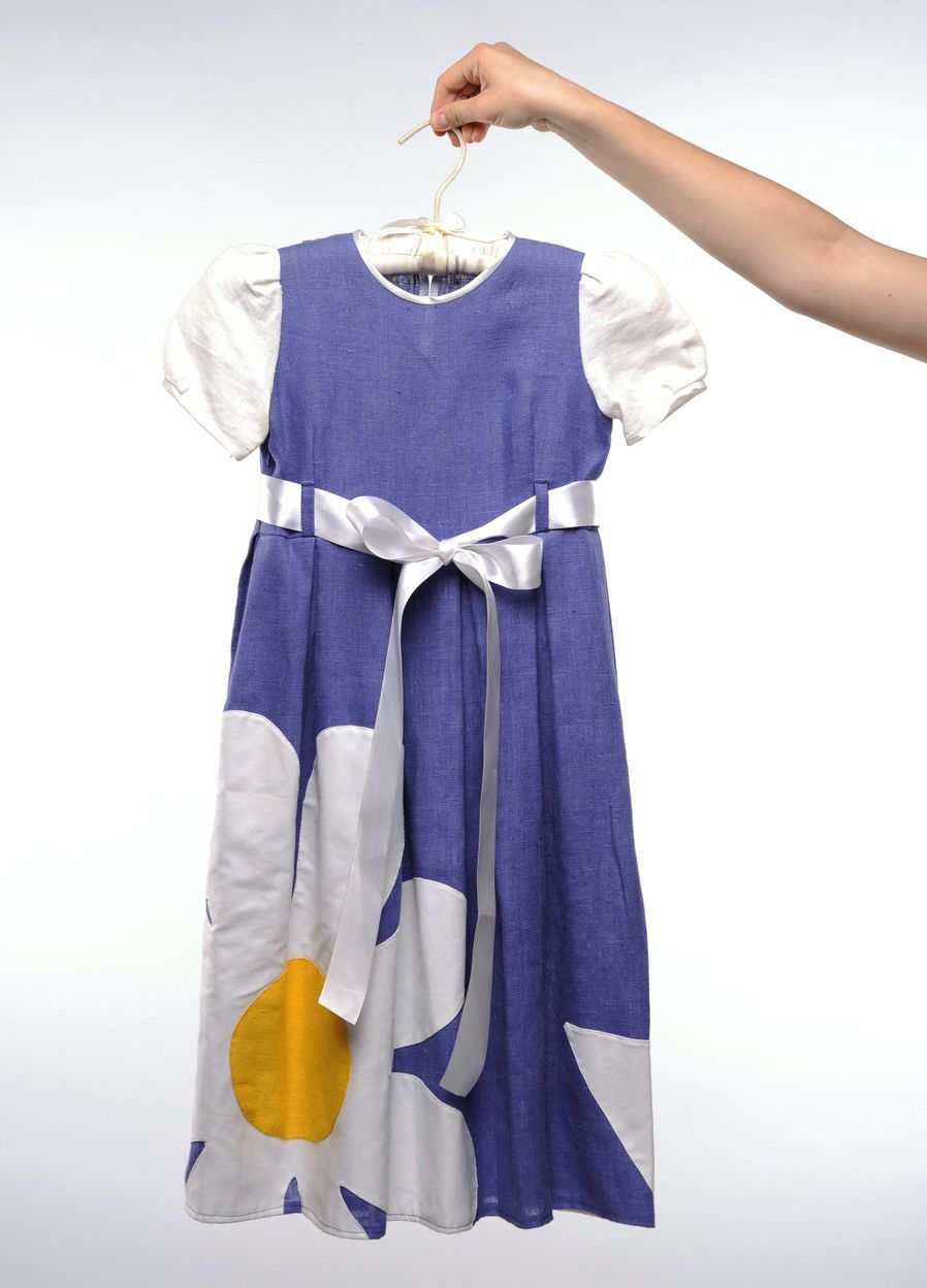 Vestido infantil de lino con aplicación foto 2