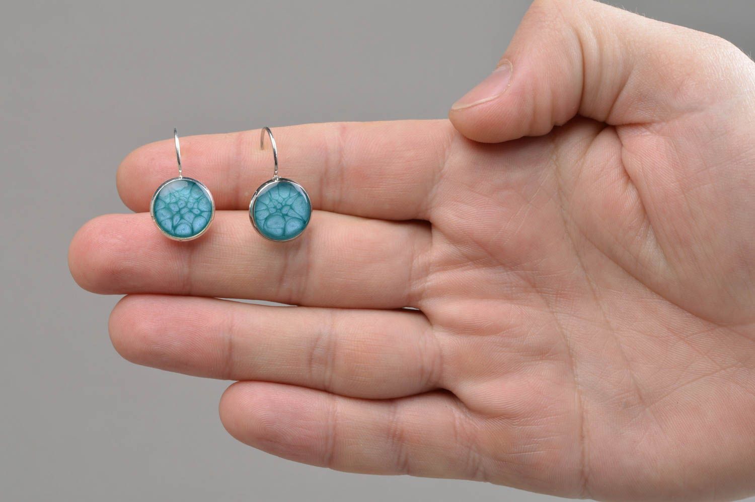 Boucles d'oreilles artisanales rondes bleues stylées faites main en résine époxy photo 4