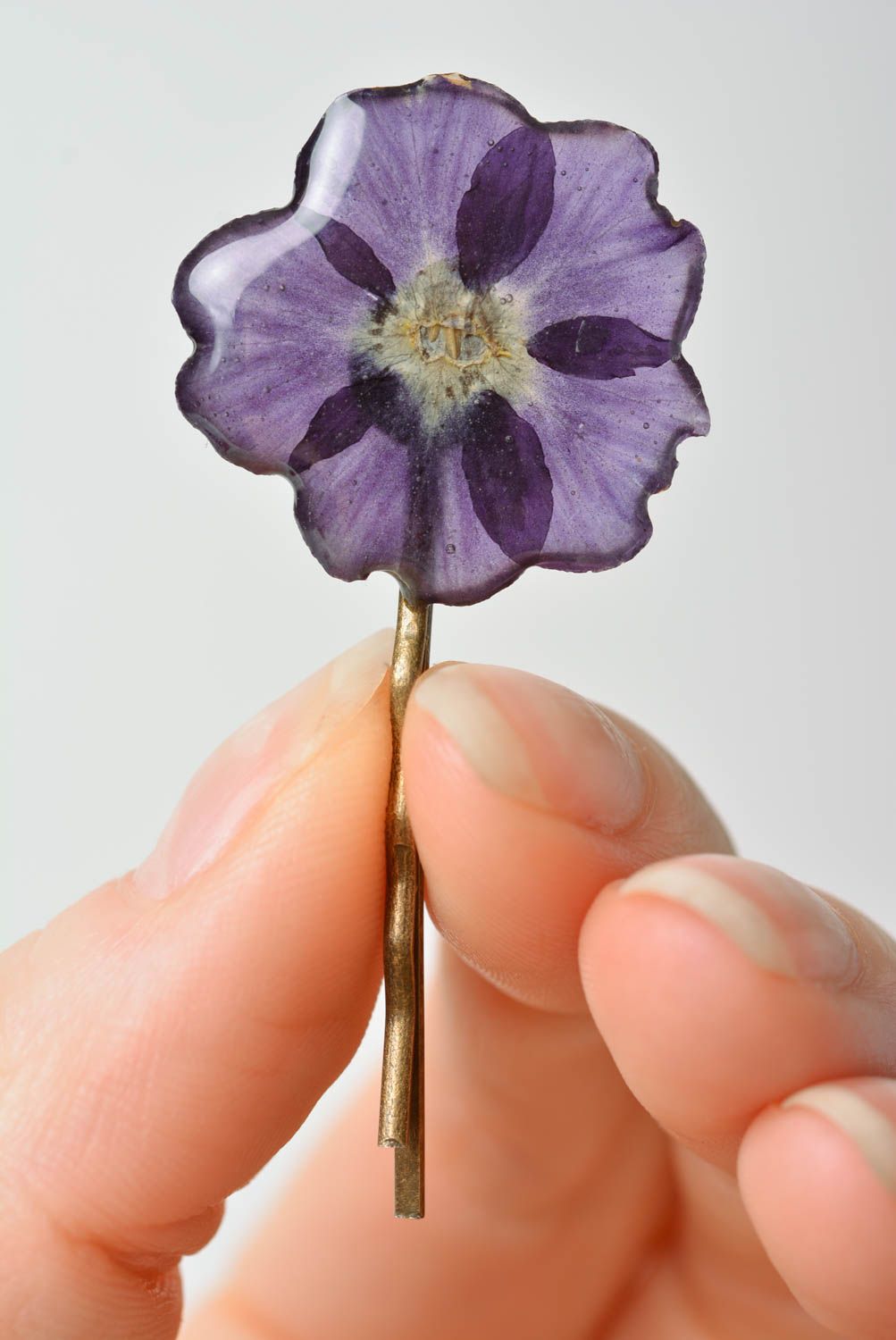 Handmade designer decorative hair pin with violet dried flower in epoxy resin photo 2