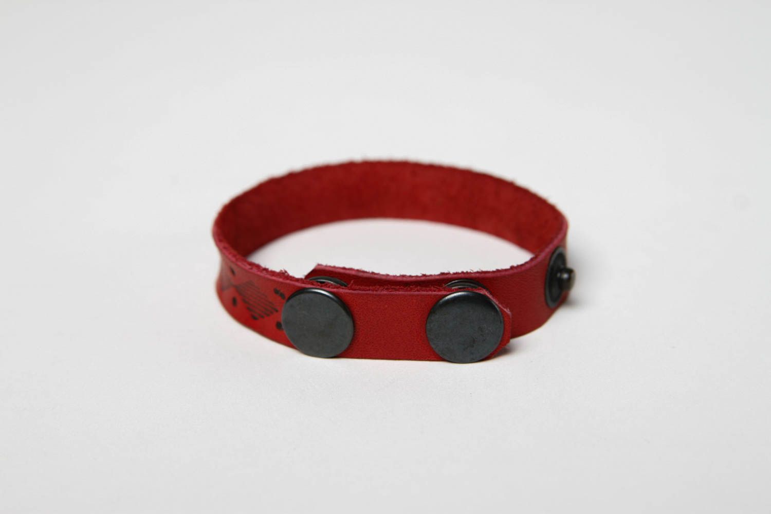 Bracelet en cuir Bijou fait main rouge avec ornement Accessoire tendance photo 5