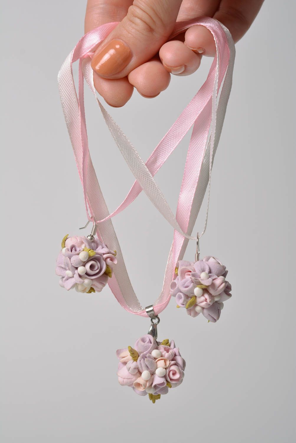 Boucles d'oreilles et collier roses de pâte polymère faits main avec fleurs photo 2