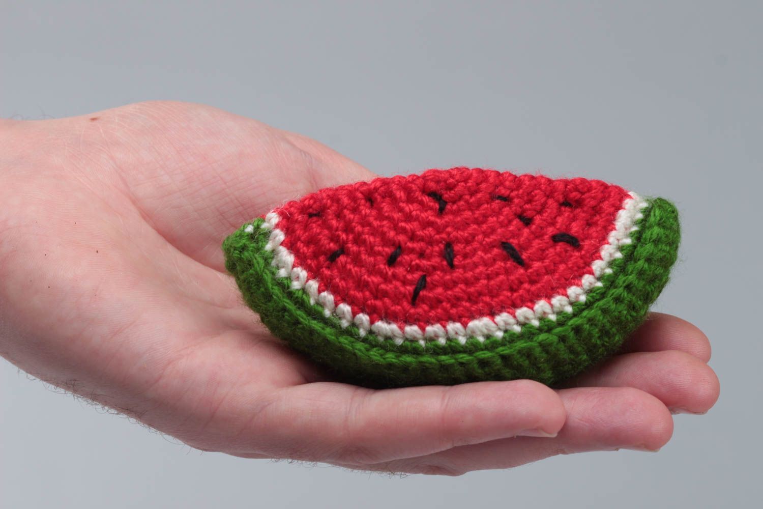 Petit jouet mou tricoté au crochet en fils acryliques en forme de pastèque photo 5