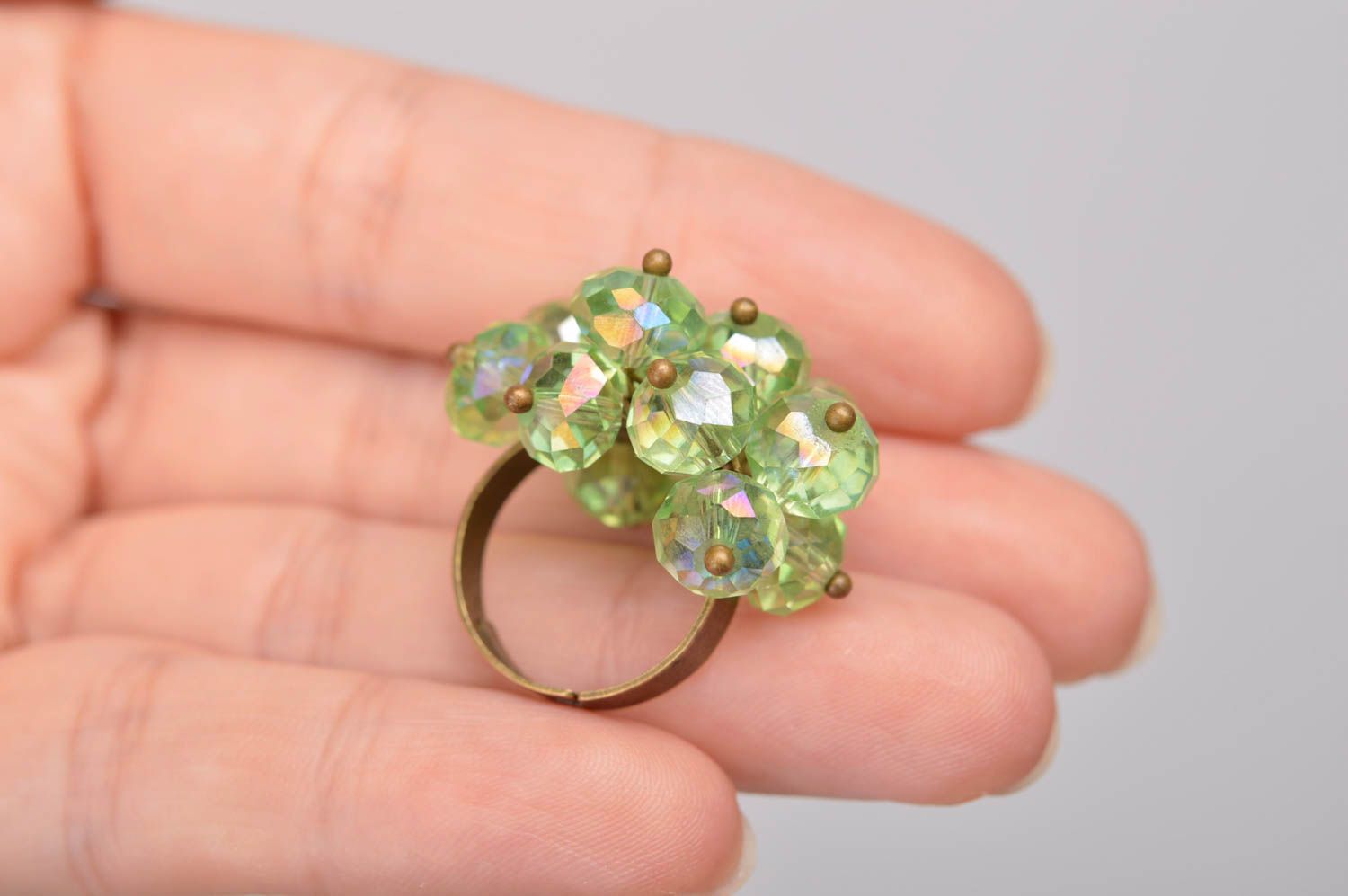 Зеленое кольцо из стеклянных бусин с универсальным размером ручной работы  фото 2
