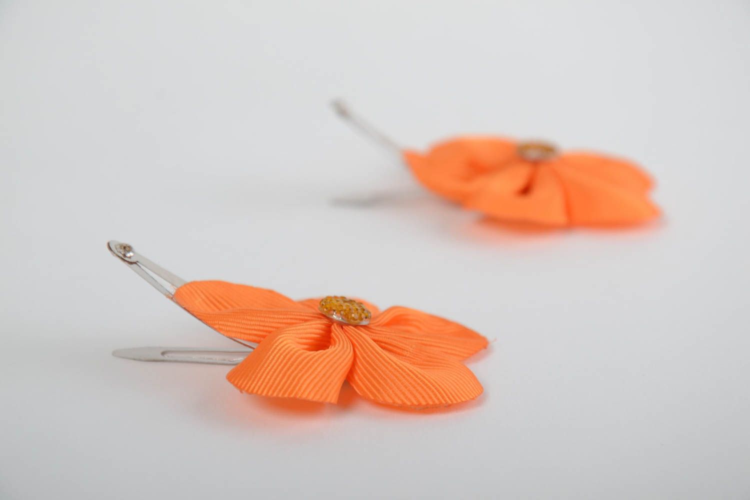 Заколки цветы из репсовых лент набор из 2 шт детские яркие оранжевые хэнд мейд фото 4