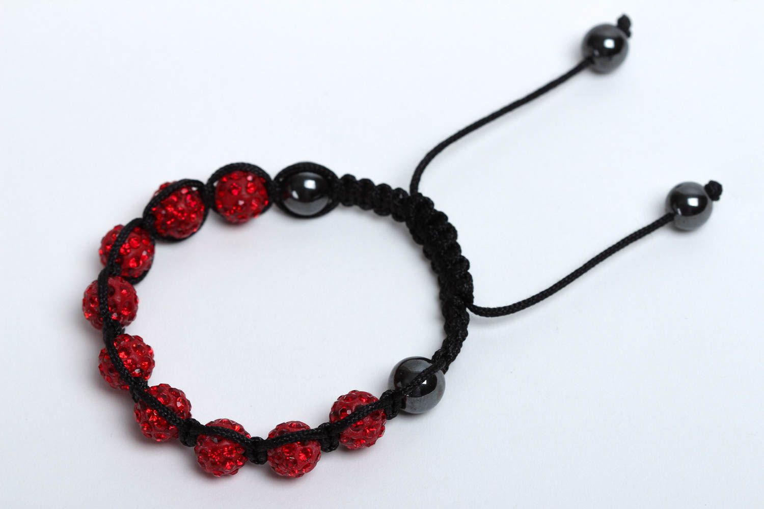 Bracelet mode Bijou fait main de noir et rouge Accessoire femme stylée photo 2