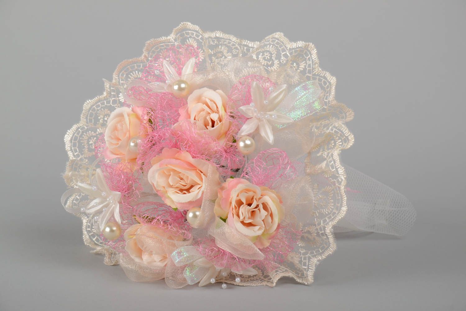Нежный свадебный букет из искусственных цветов роз ручной работы красивый фото 1