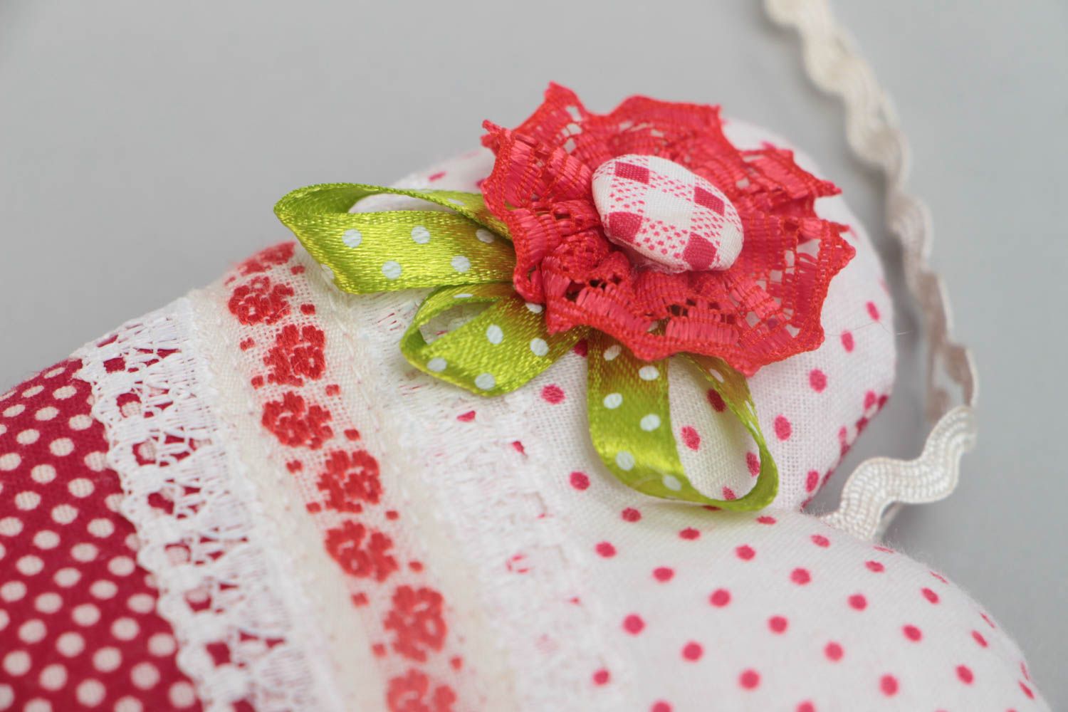 Suspension décorative coeur en coton blanc et rouge à pois faite main romantique photo 3