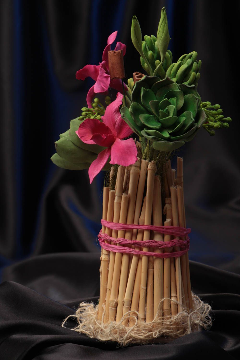Komposition Blumen aus Polymerton handmade Bambusrohr und Erdschocke für Dekor foto 1